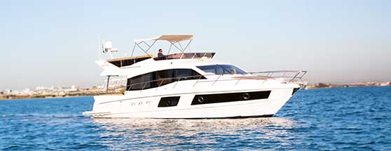 Exploring the pros of yacht rental while sailing in luxury.